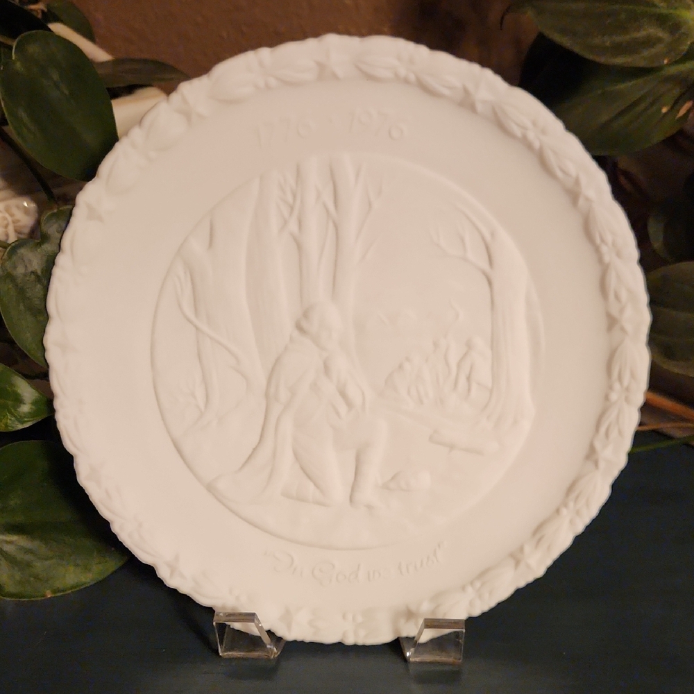 Fenton Bicentennial Plate 1776-1976 EUC IOB